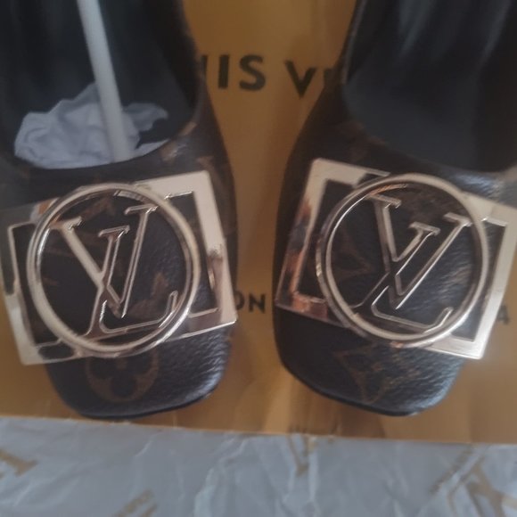 Luis Vuitton pumps - Picture 1 of 3